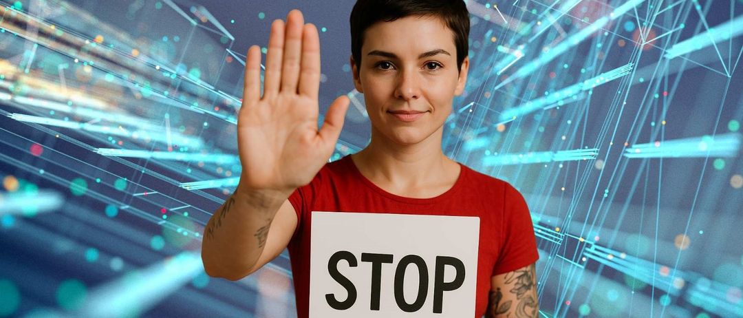 Eine Frau in einem roten T-Shirt hält ein Schild mit der Aufschrift 'STOP' und deutet mit ihrer Hand. Sie steht vor einem blauen Hintergrund mit leuchtenden Lichtern.