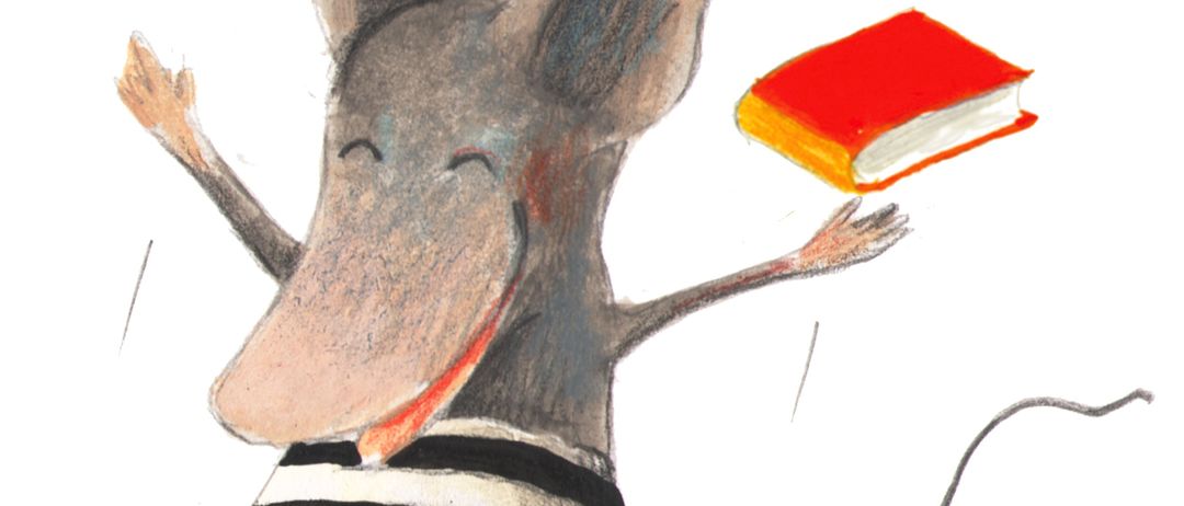 Eine gezeichnete Maus in einem gestreiften Outfit, scheint vor Freude zu springen und hält ein rotes Buch in der Hand.