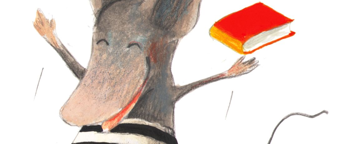 Eine Maus in einem gestreiften Hemd hält ein Buch und scheint freudig zu springen.