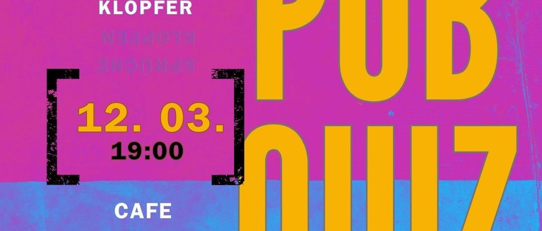 Plakat für ein Pub-Quiz-Event, mit kräftigem gelbem Text auf einem leuchtend rosa und blauen Hintergrund. Der Text lautet 'PUB QUIZ' mit '12. 03. 19:00' darunter. 'Sprache Klopfer' steht in Weiß über dem Datum. Der Veranstaltungsort ist 'Cafe Wohnzimmer Saalfelden.'