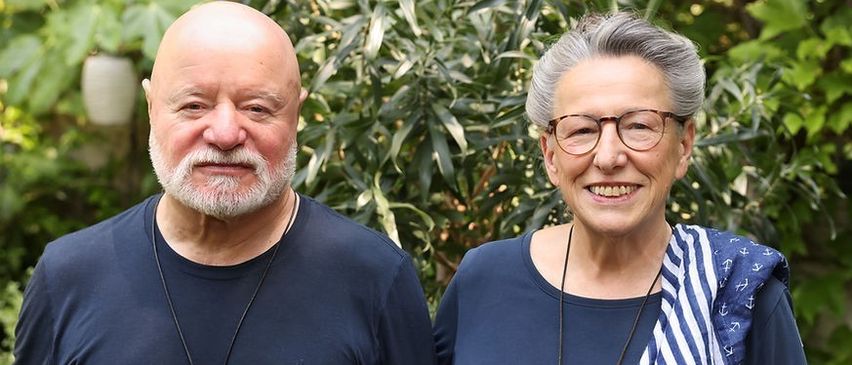 Bild enthält, Potted Plant, Person, Photography, Portrait, T-Shirt, Planter, Glasses, People, Necklace, Vegetation