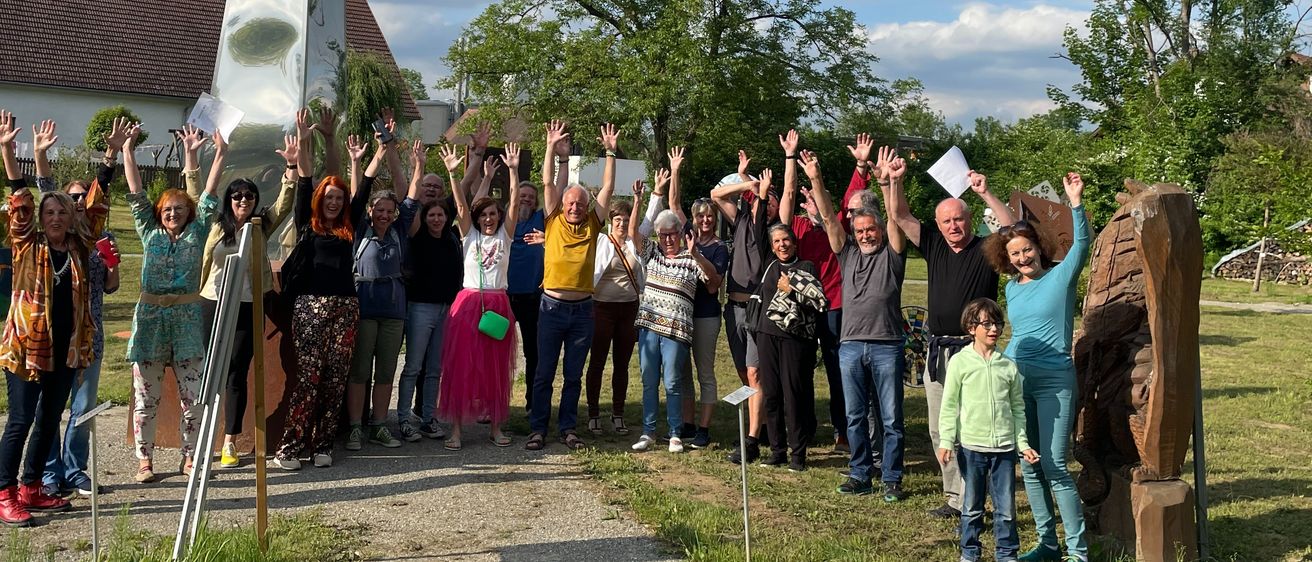 Bild enthält, Shoe, College, Person, Adult, Male, Man, Sandal, Grass, People, Park
