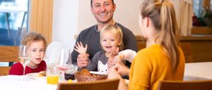 Bild enthält, People, Person, Adult, Female, Woman, Dining Table, Dining Room, Male, Man, Face