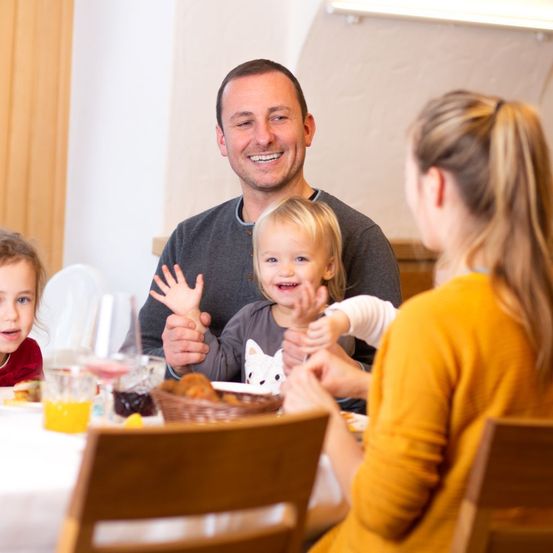 Bild enthält, People, Person, Adult, Female, Woman, Dining Room, Dining Table, Male, Man, Head