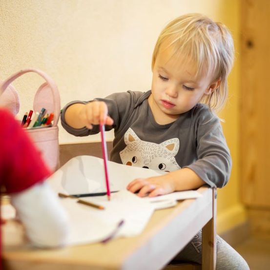 Bild enthält, Boy, Child, Male, Person, Student, Writing, Pen, Face, Head