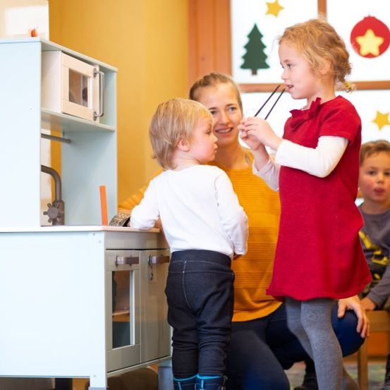 Bild enthält, Boy, Child, Male, Person, Face, Head, Adult, Female, Woman, People