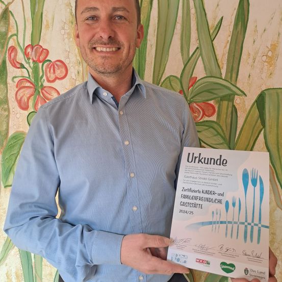 Bild enthält, Cutlery, Shirt, Advertisement, Poster, Person, Portrait, Adult, Male, Man, Fork