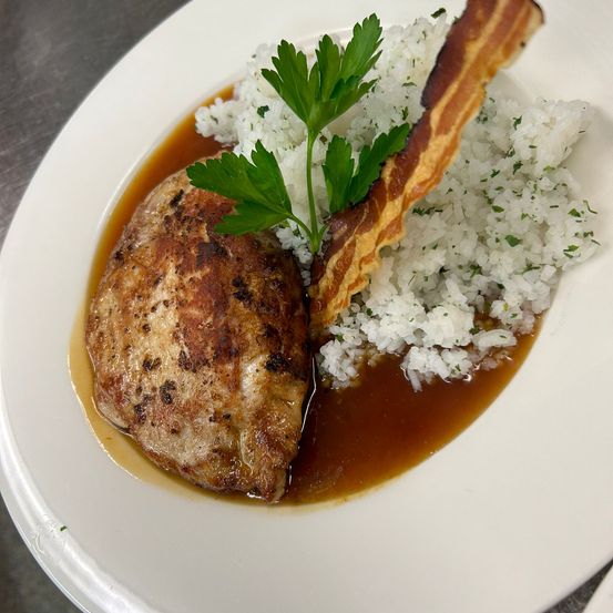 Bild enthält, Food, Food Presentation, Meat, Pork, Mutton, Plate, Cilantro