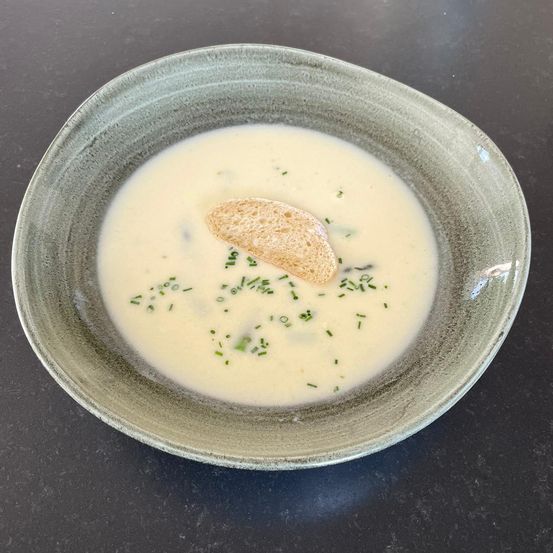 Bild enthält, Food, Food Presentation, Meal, Dish, Bowl, Plate, Soup Bowl, Custard