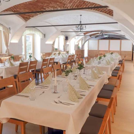 Bild enthält, Dining Table, Furniture, Table, Dining Room, Indoors, Hall, Fork, Chair, Restaurant, Reception Room