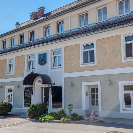 Bild enthält, Architecture, Building, Housing, House, Row House, Accessories, Bag, Handbag, Person