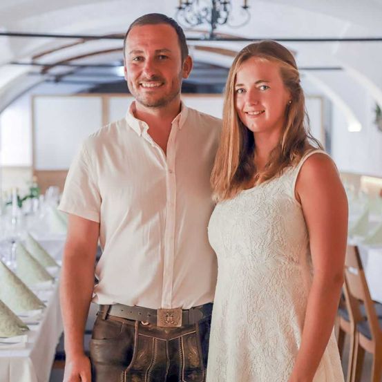 Bild enthält, Linen, Adult, Male, Man, Person, Female, Woman, People, Face, Indoors