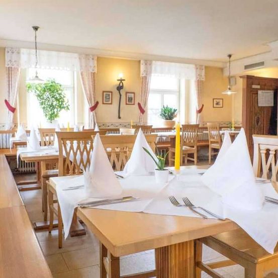 Bild enthält, Dining Room, Dining Table, Furniture, Indoors, Table, Restaurant, Wood, Interior Design, Tabletop, Cafeteria