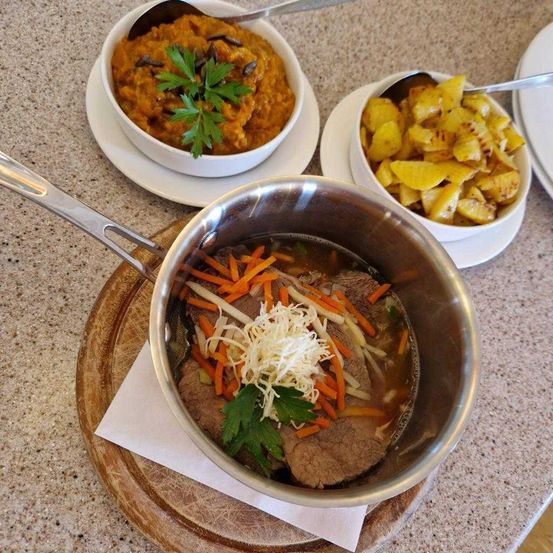 Bild enthält, Food, Food Presentation, Cooking Pan, Cookware, Mutton, Cooking Pot, Pot, Plate