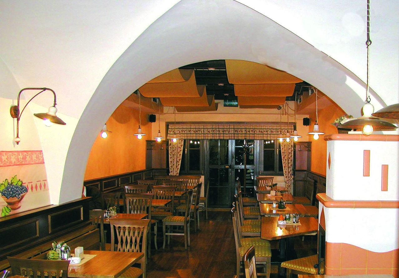 Bild enthält, Indoors, Restaurant, Cafeteria, Building, Dining Room, Dining Table, Table, Cafe, Chair, Interior Design