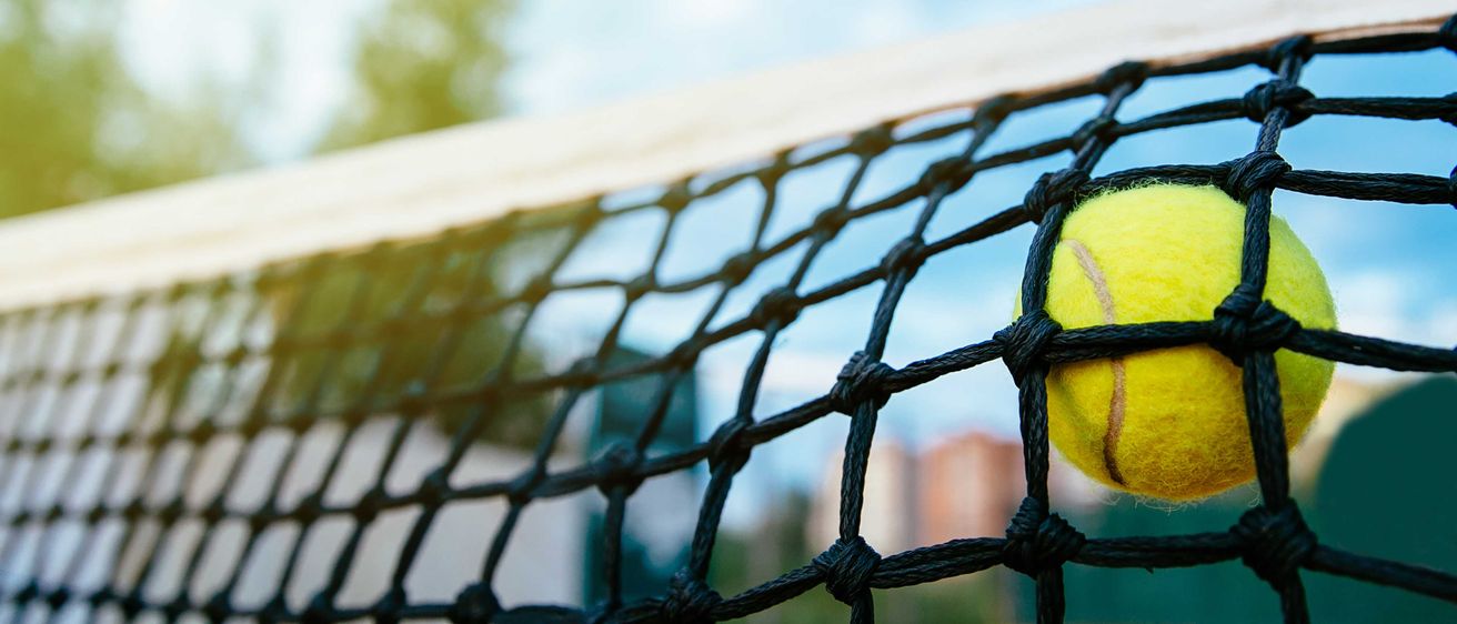 Bild enthält, Ball, Sport, Tennis, Tennis Ball, Sphere, Racket, Tennis Racket