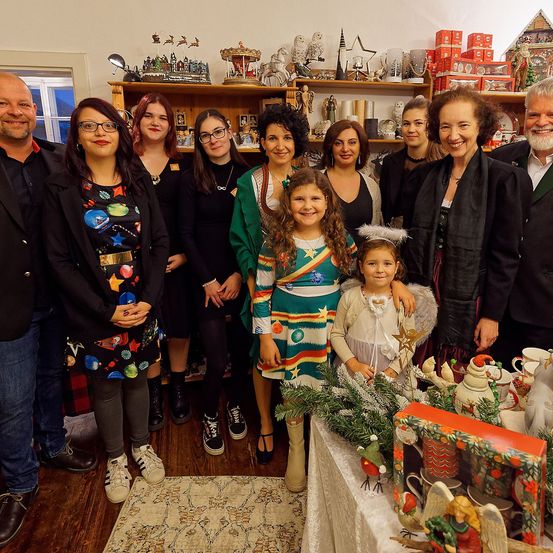 Bild enthält, People, Person, Coat, Jacket, Adult, Male, Man, Blazer, Suit, Pants