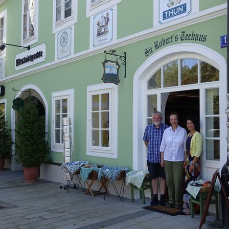 Bild enthält, Path, Plant, Potted Plant, Monastery, City, Lamp, Neighborhood, Pants, Walkway, Street