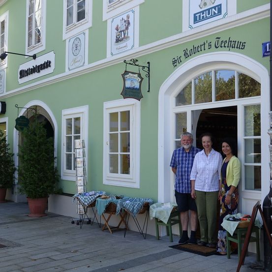 Bild enthält, Path, Plant, Potted Plant, Monastery, City, Lamp, Neighborhood, Pants, Walkway, Street