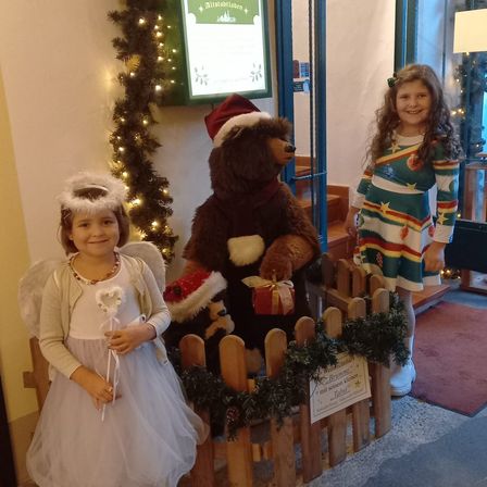 Bild enthält, Costume, Person, Photography, Portrait, Child, Female, Girl, Potted Plant, Toy, Dress