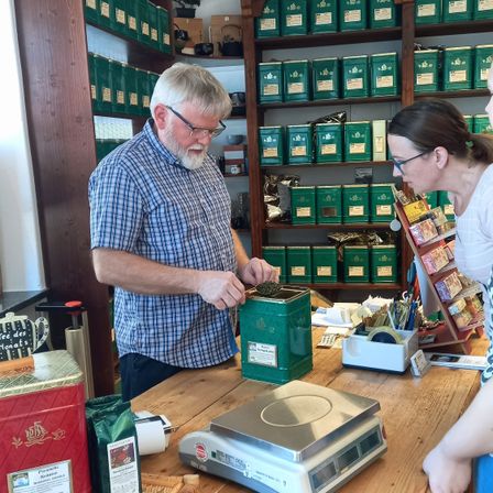 Bild enthält, Glasses, Adult, Male, Man, Person, Female, Woman, Shop, Box, Book