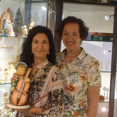 Bild enthält, Adult, Female, Person, Woman, Accessories, Necklace, Lamp, Cabinet, Shelf, Face