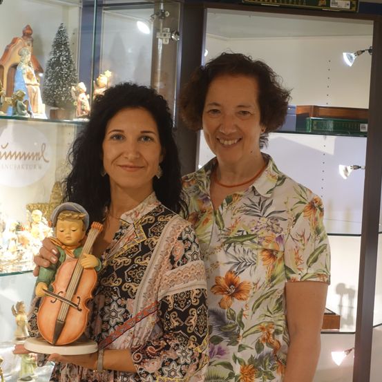 Bild enthält, Adult, Female, Person, Woman, Accessories, Necklace, Lamp, Cabinet, Shelf, Face