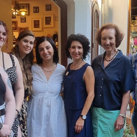 Bild enthält, Blouse, Pants, Photography, Portrait, People, Necklace, Tattoo, Dress, Glasses, Shirt