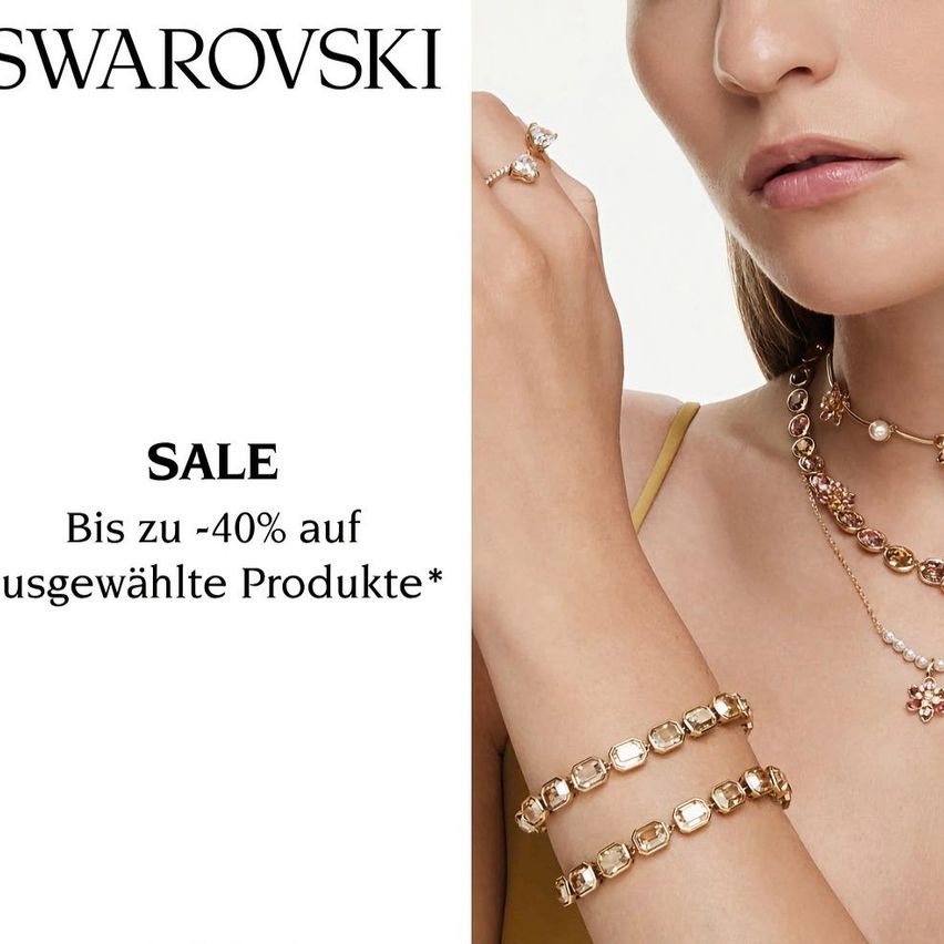 Eine Frau trägt eine goldene Halskette und Armbänder mit Swarovski-Kristallen. Eine Anzeige für einen Verkauf von Swarovski-Schmuck mit bis zu 40% Rabatt.