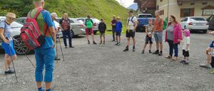 Bild enthält, Person, Walking, Bag, Backpack, Backpacking, Car, Shorts, Shoe, Wheel, License Plate