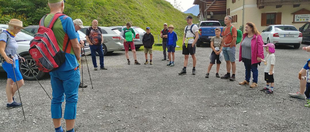 Bild enthält, Person, Walking, Bag, Backpack, Backpacking, Car, Shorts, Shoe, Wheel, License Plate