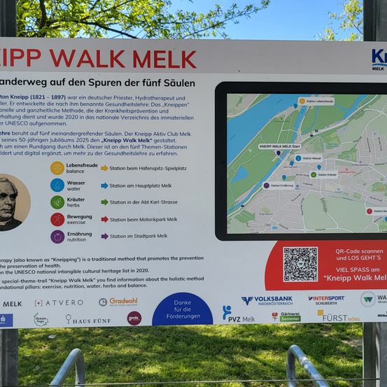 Das Bild zeigt ein Schild für den Kneipp Walk Melk, einen thematischen Weg, der Gesundheit fördert. Es enthält eine Karte, Stationen für Bewegung, Wasser, Kräuter, Ernährung und Gleichgewicht. Das Schild listet auch Sponsoren auf und erwähnt, dass der Kneipp Walk Melk auf der UNESCO-Liste des immateriellen Kulturerbes steht.