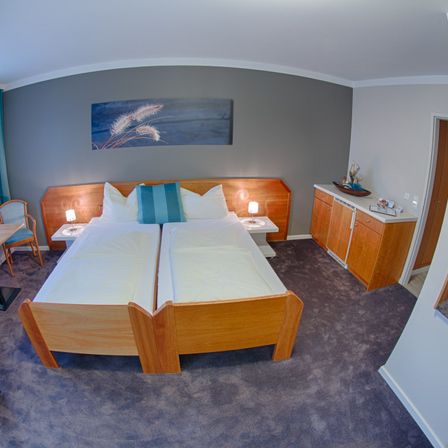 Bild enthält, Wood, Floor, Flooring, Indoors, Bed, Furniture, Bedroom, Dorm Room, Chair, Plywood