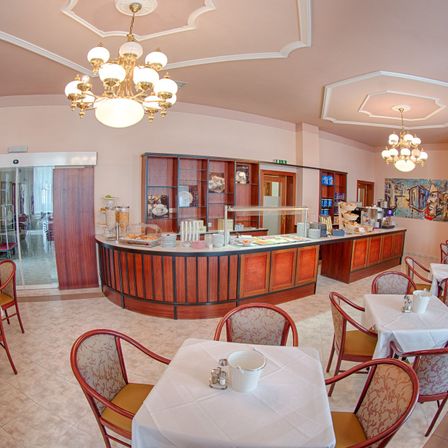 Bild enthält, Dining Room, Dining Table, Furniture, Indoors, Table, Chandelier, Interior Design, Restaurant, Floor, Flooring