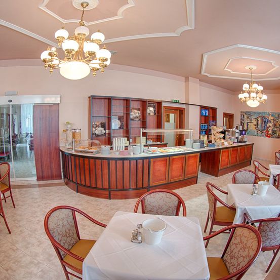 Bild enthält, Dining Room, Dining Table, Furniture, Indoors, Table, Chandelier, Interior Design, Restaurant, Floor, Flooring