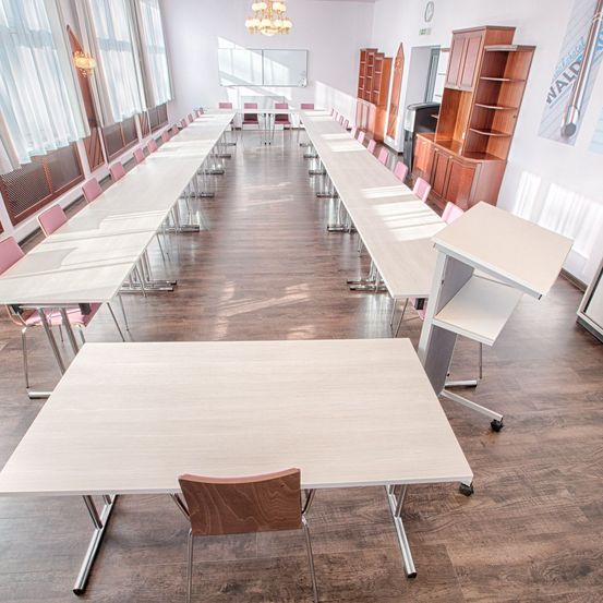 Bild enthält, Cafeteria, Indoors, Restaurant, Furniture, Table, Tabletop, Floor, Wood, Desk, Chair