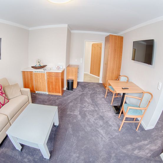 Bild enthält, Corner, Indoors, Living Room, Table, Computer Hardware, Monitor, Screen, Interior Design, TV, Couch