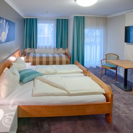 Bild enthält, Computer Hardware, Hardware, Monitor, Screen, TV, Furniture, Hotel, Housing, Bedroom, Indoors