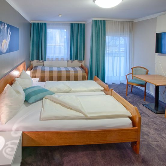 Bild enthält, Computer Hardware, Hardware, Monitor, Screen, TV, Furniture, Hotel, Housing, Bedroom, Indoors