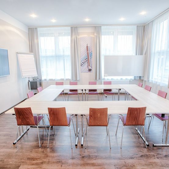 Bild enthält, Indoors, Interior Design, Furniture, Table, Tabletop, Meeting Room, Office, Floor, White Board