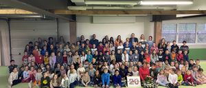 Bild enthält, People, Person, School, Classroom, Indoors, Shoe, Crowd