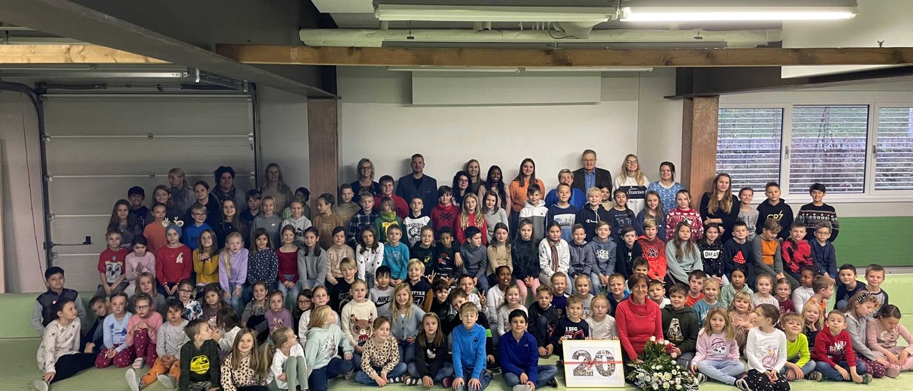 Bild enthält, People, Person, School, Classroom, Indoors, Shoe, Crowd