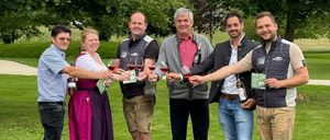 Bild enthält, Grass, Nature, Outdoors, Park, Pants, People, Person, Adult, Male, Man