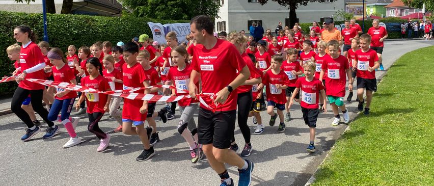Bild enthält, People, Person, Clothing, Footwear, Shoe, Boy, Male, Teen, Running, Shorts