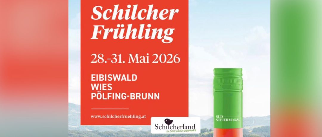 Eine rote Flasche Schilcher Wein mit grünem Verschluss steht vor einem Weinberghintergrund. Das Etikett trägt den Schriftzug Schilcher Fruhling mit dem Datum 28.-31. Mai 2026.