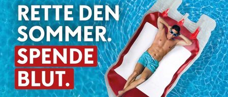 Eine Werbung für eine Blutspendeveranstaltung im Sommer. Ein Mann liegt auf einem Schwimmbecken. Die Veranstaltung ist am Mittwoch, 24. Juni, von 16:30-19:00 Uhr in der Mittelschule Marktplatz 4. QR-Code inklusive.