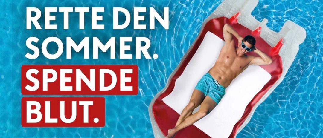 Eine Werbung für eine Blutspendeveranstaltung im Sommer. Ein Mann liegt auf einem Schwimmbecken. Die Veranstaltung ist am Mittwoch, 24. Juni, von 16:30-19:00 Uhr in der Mittelschule Marktplatz 4. QR-Code inklusive.
