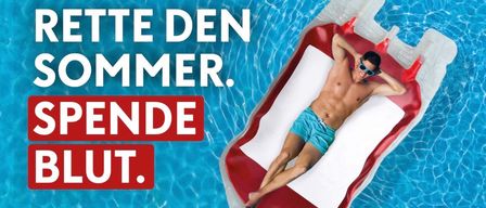 Ein Plakat zur Werbung für eine Blutspende-Veranstaltung. Es zeigt einen Mann auf einem Schwimmbecken, der auf einem Schwimmer liegt, mit dem Text 'Spende Blut' und einem QR-Code. Die Veranstaltung ist für Mittwoch, den 26. August, von 16:30 bis 19:00 Uhr in der Mittelschule Marktplatz 4 geplant.