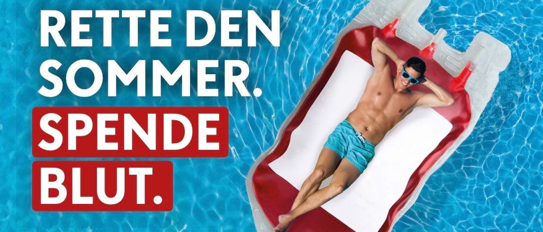 Ein Plakat zur Werbung für eine Blutspende-Veranstaltung. Es zeigt einen Mann auf einem Schwimmbecken, der auf einem Schwimmer liegt, mit dem Text 'Spende Blut' und einem QR-Code. Die Veranstaltung ist für Mittwoch, den 26. August, von 16:30 bis 19:00 Uhr in der Mittelschule Marktplatz 4 geplant.