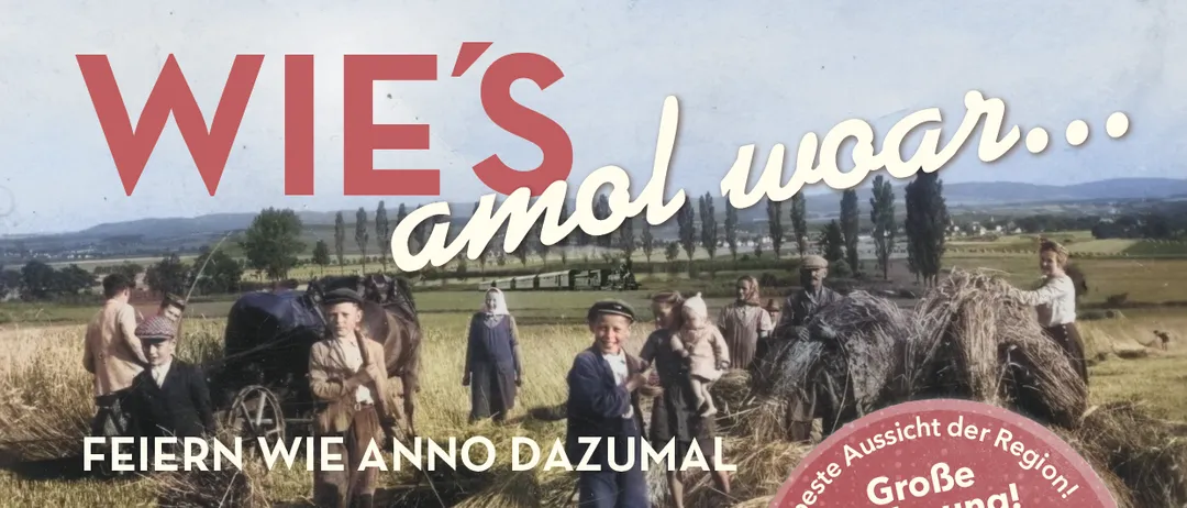 Plakat für die Veranstaltung 'Vies' amol woar' mit einer Vintage-Foto von Menschen auf einem Feld mit Heuballen und einer Pferdekutsche. Geplant für den 11. Oktober 2026 um 19 Uhr.